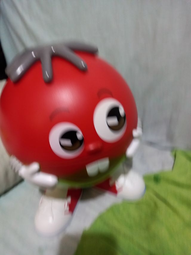 Muñeco divertido con zapatos rojos