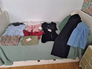 Conjunto de camisetas multicolor y vestidos