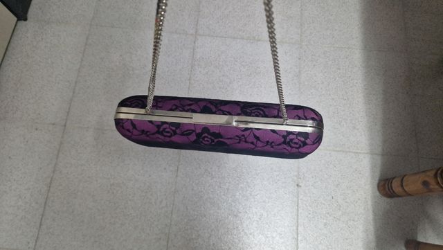 Bolso de mano morado con encaje negro