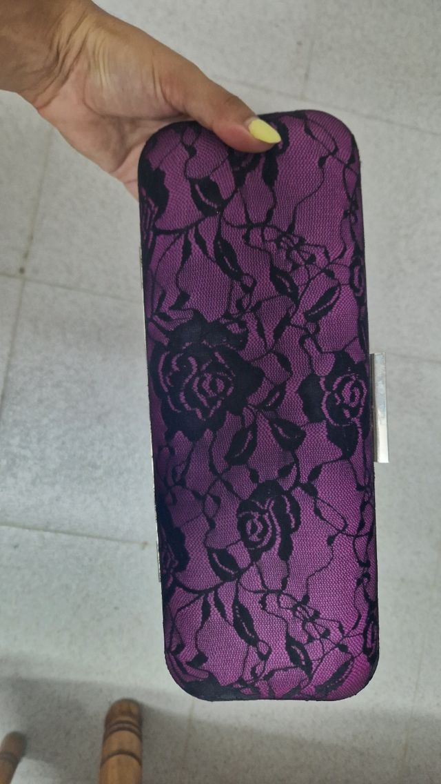 Bolso de mano morado con encaje negro