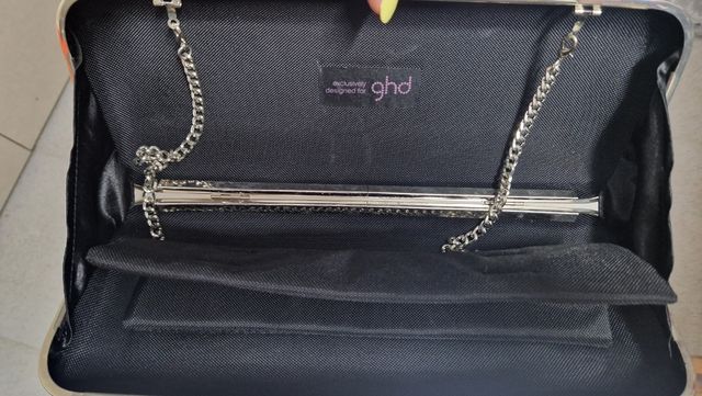 Bolso de mano morado con encaje negro