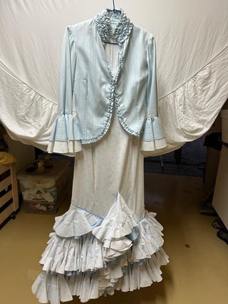 Traje de flamenca azul y blanco