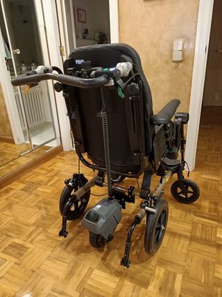 Silla de ruedas motorizada para pasivos.
