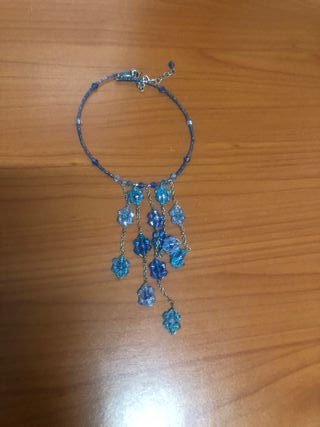 Colgante azul con flores