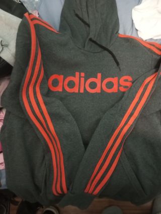 Sudadera Adidas Gris con Rayas Naranja