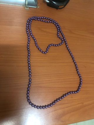 Colgante de perlas moradas