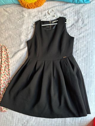 Vestido negro con falda plisada
