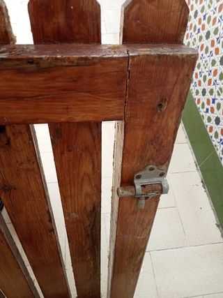 Puerta de madera para jardín