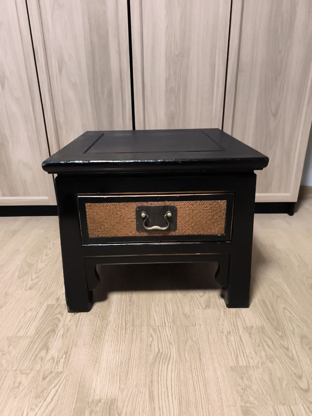 Mesa auxiliar de madera y ratán diseño oriental
