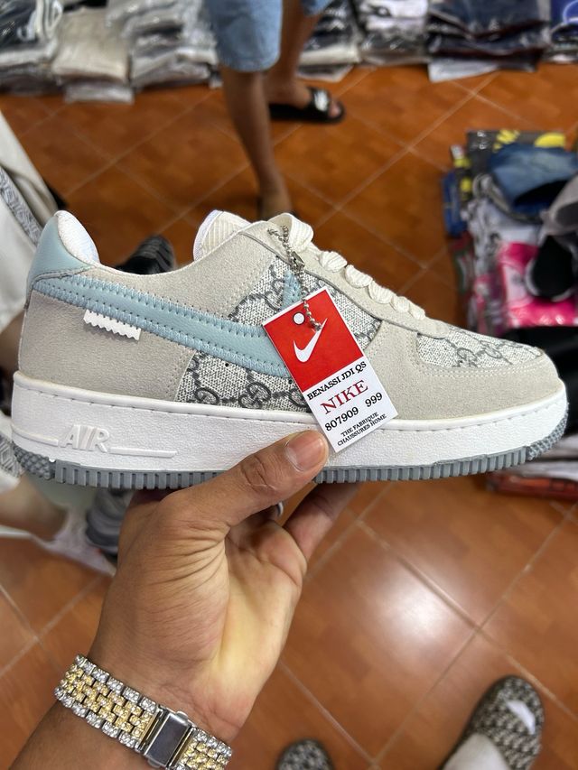 Tenis Nike Beige y Gris