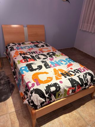 Dos camas individuales con cabecero de madera