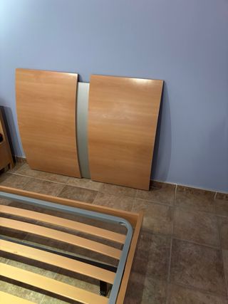 Dos camas individuales con cabecero de madera