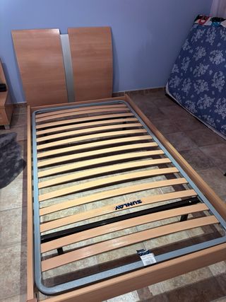Dos camas individuales con cabecero de madera