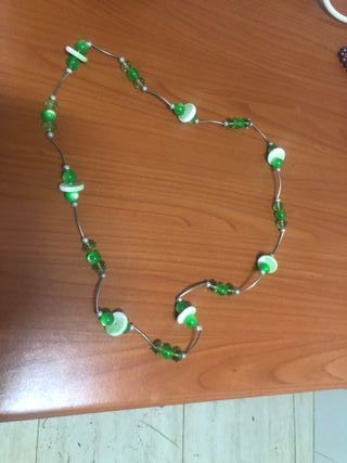 Colgante de cuentas verde y blanco