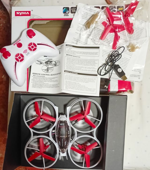 Dron Syma con mando teledirigido