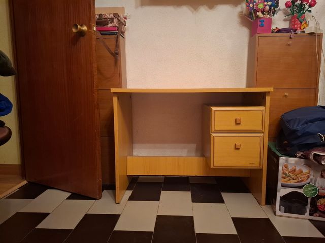 Escritorio de madera melamina color beige y marrón