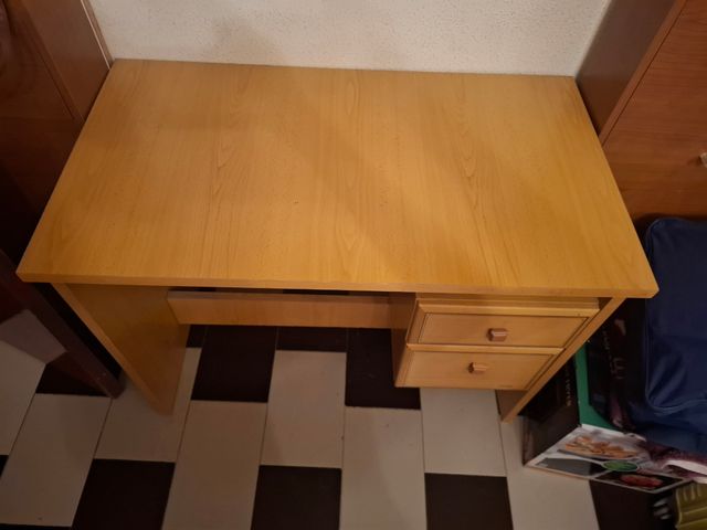 Escritorio de madera melamina color beige y marrón