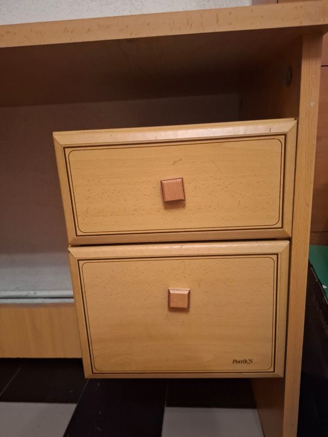 Escritorio de madera melamina color beige y marrón