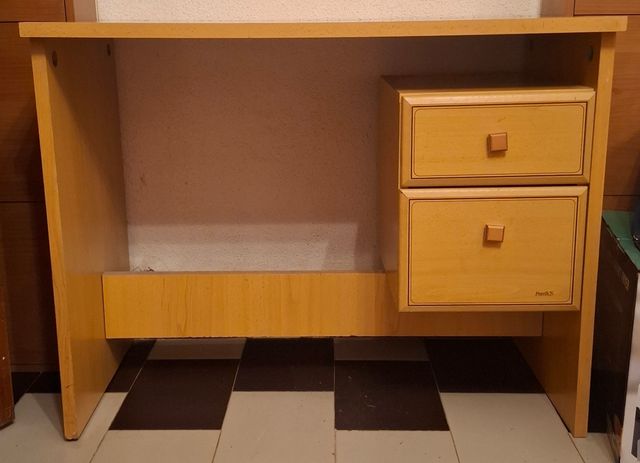 Escritorio de madera melamina color beige y marrón