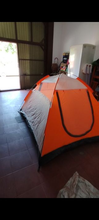 Tienda de campaña naranja y gris