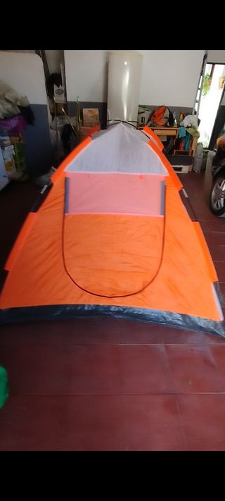 Tienda de campaña naranja y gris