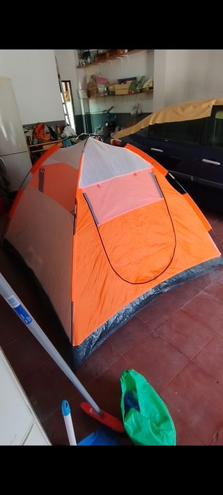 Tienda de campaña naranja y gris