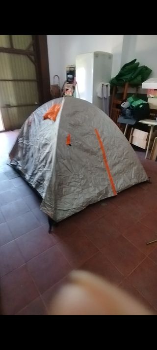 Tienda de campaña naranja y gris