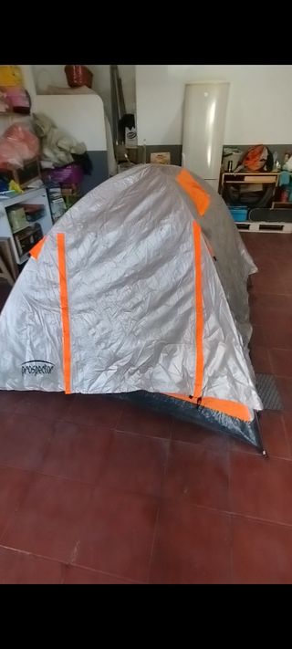 Tienda de campaña naranja y gris