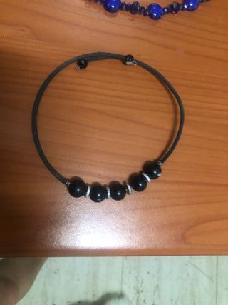 Colgante de cuentas negras y azules