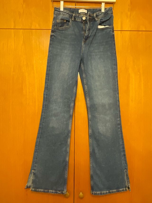 Jeans vaqueros acampanados con aberturas