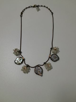 Collar con flores y abalorios
