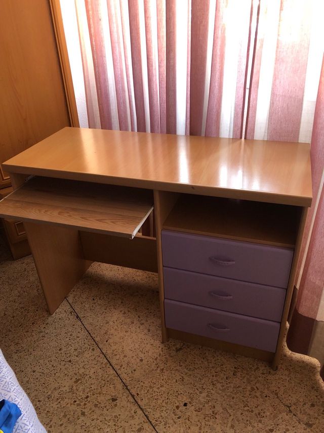 Escritorio con cajones de color lila
