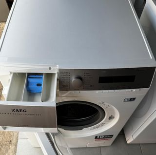 LAVADORA AEG DE 8 KILOS 
