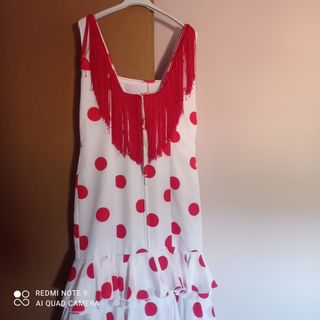 Traje de flamenca blanco con lunares rojos