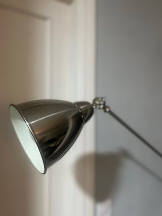 Lámpara de pie plateada.  