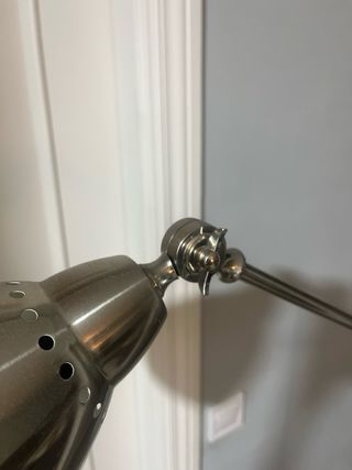 Lámpara de pie plateada.  