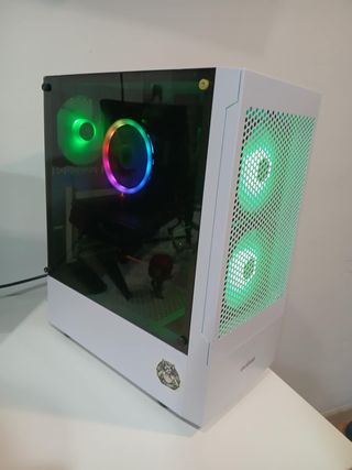 PC Gaming Blanco con RGB + escritorio blanco


