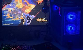 PC Gaming Blanco con RGB + escritorio blanco


