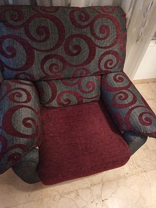 Sillón de tela gris y rojo