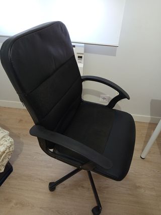 Silla de oficina con ruedas y reposabrazos