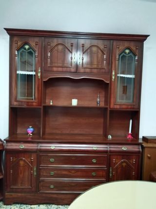 Mueble de salón de madera y cristal