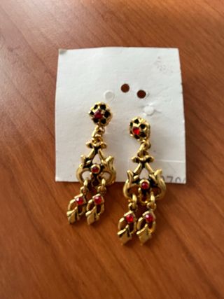 Pendientes Baturra Dorados con Piedras Rojas