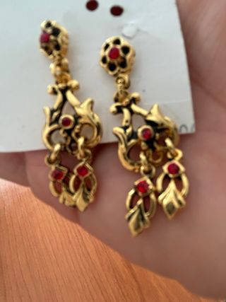 Pendientes Baturra Dorados con Piedras Rojas