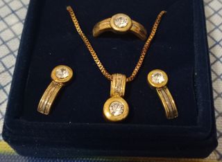 Conjunto Joyería Oro chapado y Piedras Blancas.