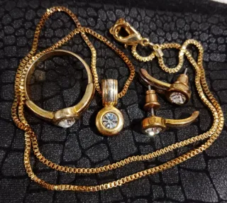 Conjunto Joyería Oro chapado y Piedras Blancas.