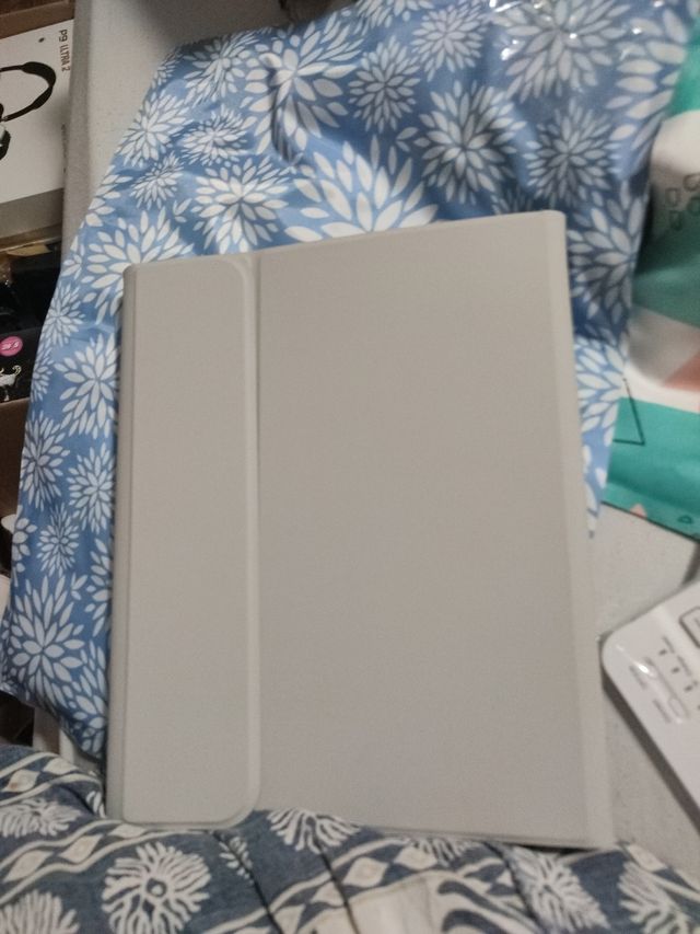 Funda para tablet beige y blanca