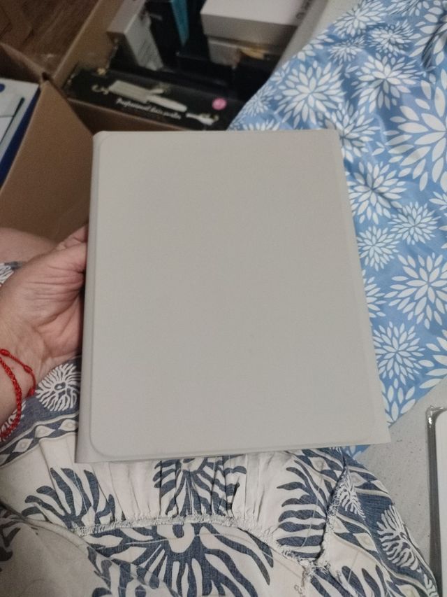 Funda para tablet beige y blanca