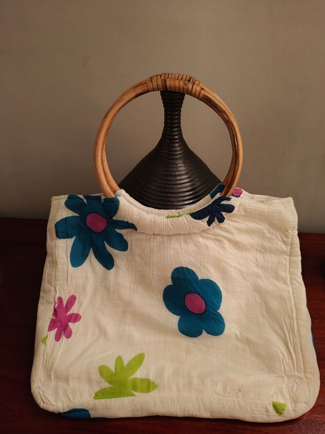Bolso de tela con asas de madera