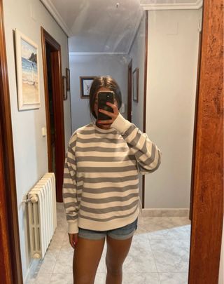 Sudadera de rayas grises y blancas