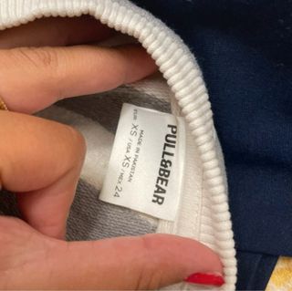 Sudadera de rayas grises y blancas